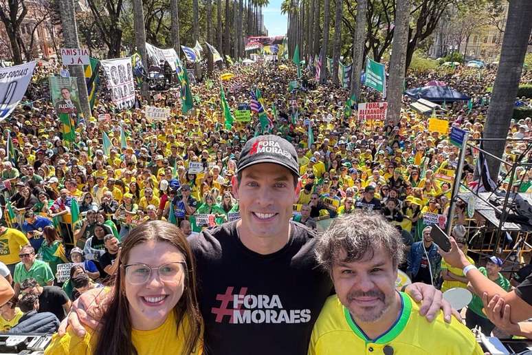 No canto direito: Adrilles Jorge em ato realizado em Belo Horizonte