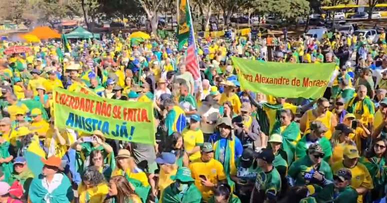 Manifestantes fazem ato a favor de Bolsonaro no Rio de Janeiro
