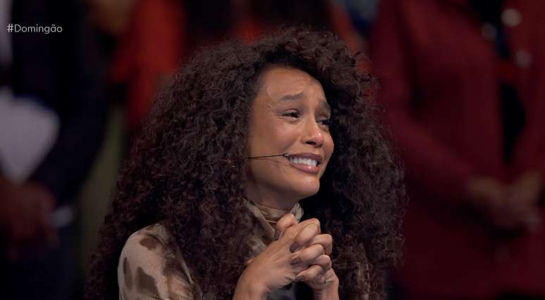Taís se emocionou com a homenagem