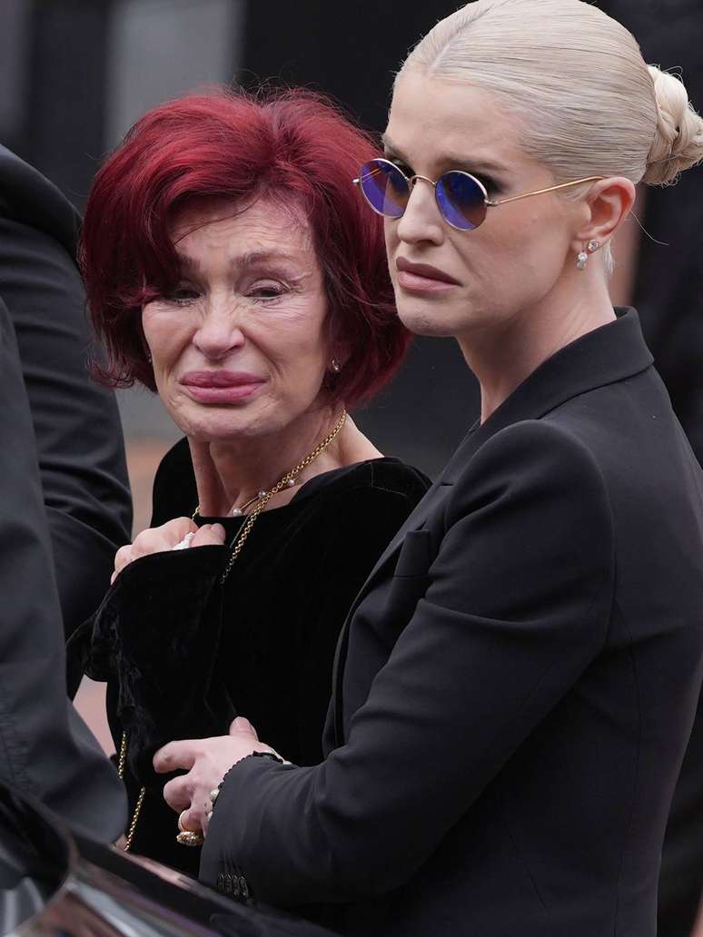 Sharon e Kelly Osbourne no cortejo f&uacute;nebre de Ozzy -