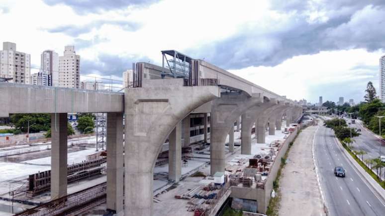 Obras do monotrilho da Linha 17-Ouro, na altura do Viaduto Jerônimo Gomes Alves, na zona sul da capital: operação a partir de março de 2026.
