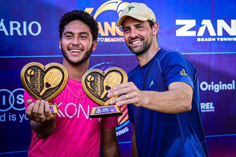 Richard de rosa e Christian de azul / 