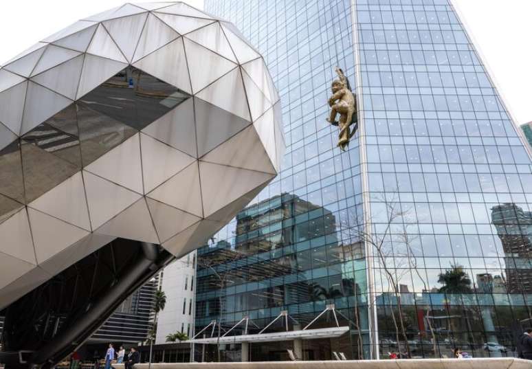 Escultura inflável com 14 metros de altura foi instalada no edifício B32.