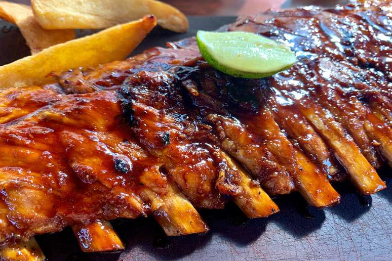 Costela assada ao molho barbecue&nbsp;