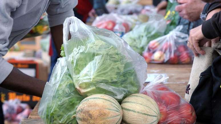 A taxa de reciclagem é de menos de 10% dos resíduos plásticos, e metade da produção mundial é de plásticos descartáveis, ou seja, de uso único.