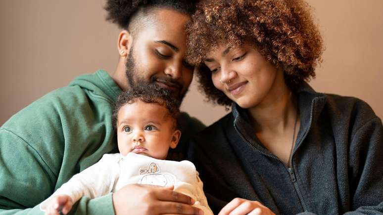 Licença-paternidade não prejudica a carreira dos pais, beneficia a das mães, mas é insuficiente para reduzir o hiato de gênero, mostra a literatura acadêmica