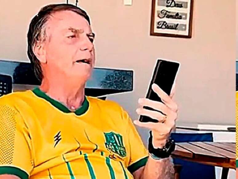 Jair Bolsonaro conversa com manifestantes que estavam na Avenida Paulista neste domingo, 3; vídeo foi postado por Flávio