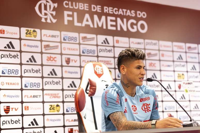 Carrascal durante coletiva de imprensa no Ninho do Urubu &ndash;