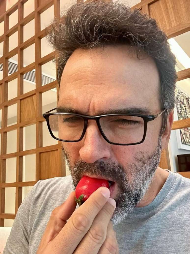 Tadeu Schmidt prova o morango do amor