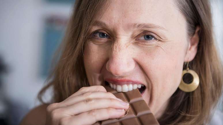 A 50 gram chocolate bar can be between 10 mg and 25 mg of caffeine depending on the type of chocolate A 50 gram chocolate bar can be between 10 mg and 25 mg of caffeine depending on the type of chocolate