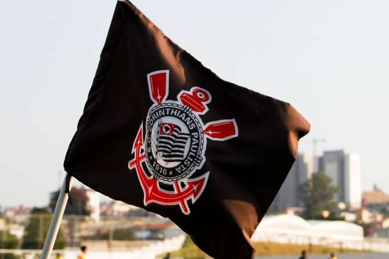 Escudo do Corinthians na bandeirinha de escanteio
