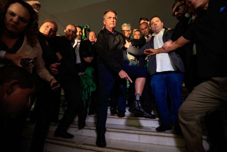 Jair Bolsonaro mostrou a tornozeleira eletrônica na Câmara em julho