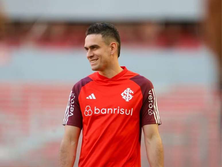 Rafael Borré com a camisa colorada (Foto: Ricardo Duarte/Divulgação Inter)