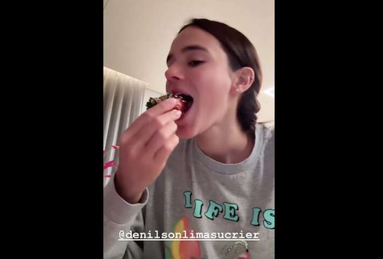Bruna Marquezine prova o morango do amor de luxo; caixa custa R$ 2.300