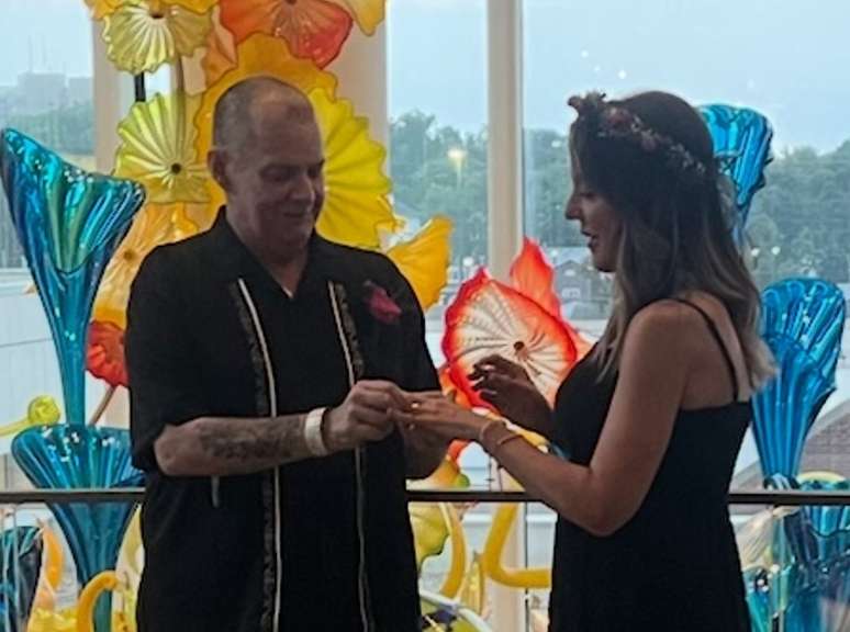 The singer of the Junkyard band dies the victim of cancer two weeks after the wedding