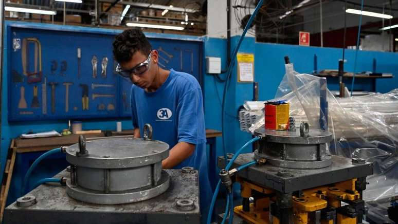 Para a CNI, extensão da licença-paternidade pode gerar dificuldades especialmente para as pequenas e médias empresas, que são as maiores empregadoras do país