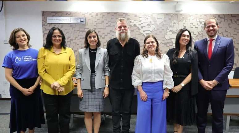 Em 2024, foi criada a Frente Parlamentar Mista pela Licença Paternidade, presidida por Tábata Amaral, com a senadora Damares Alves como vice-presidente