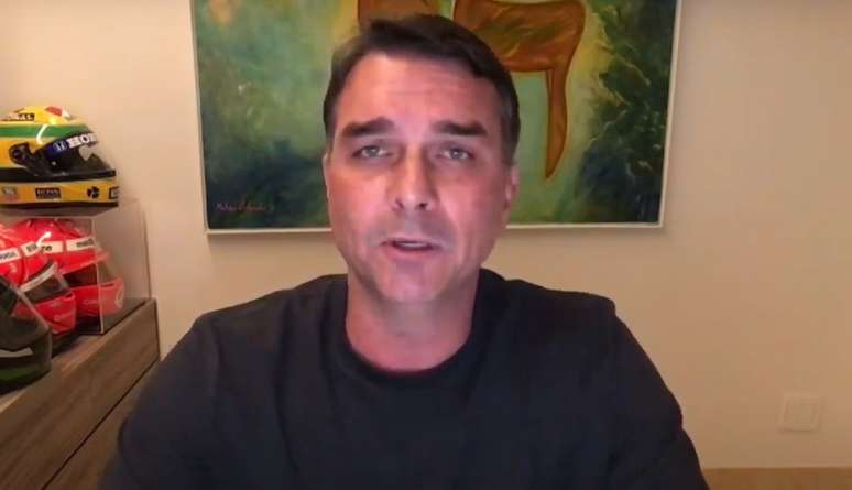 Senador Flávio Bolsonaro afirmou que decisão de Moraes é uma 