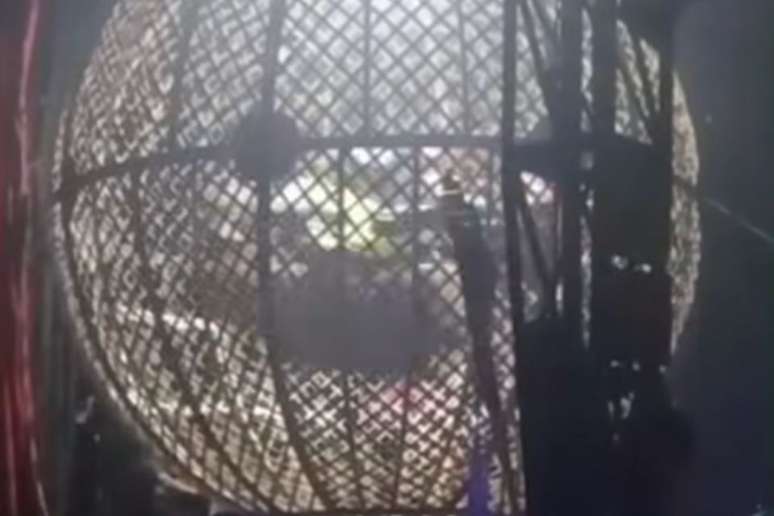 Motos colidiram dentro de 'Globo da Morte' de circo em PE