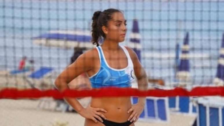 Simona Cinà durante um jogo de vôlei de praia 