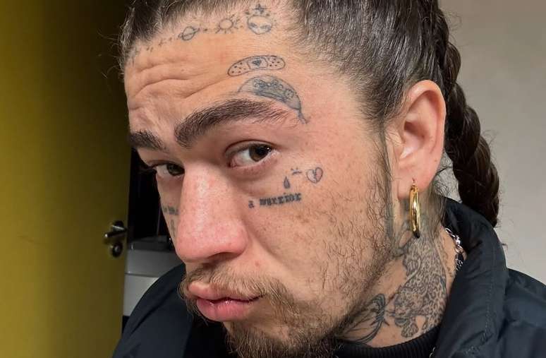 Whindersson Nunes, comediante, posa fazendo biquinho para foto