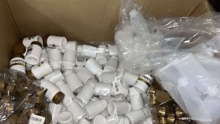 Polícia deflagra operação contra quadrilha envolvida em falsificação de anabolizantes.