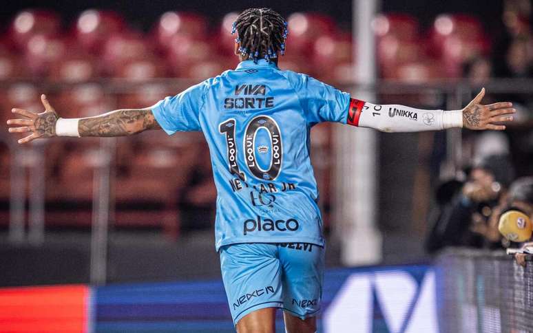 Neymar abriu e fechou o marcador no Morumbis. No fim, Santos 3 a 1 e fora do Z4 – Fotos: Raul Baretta/ Santos FC.