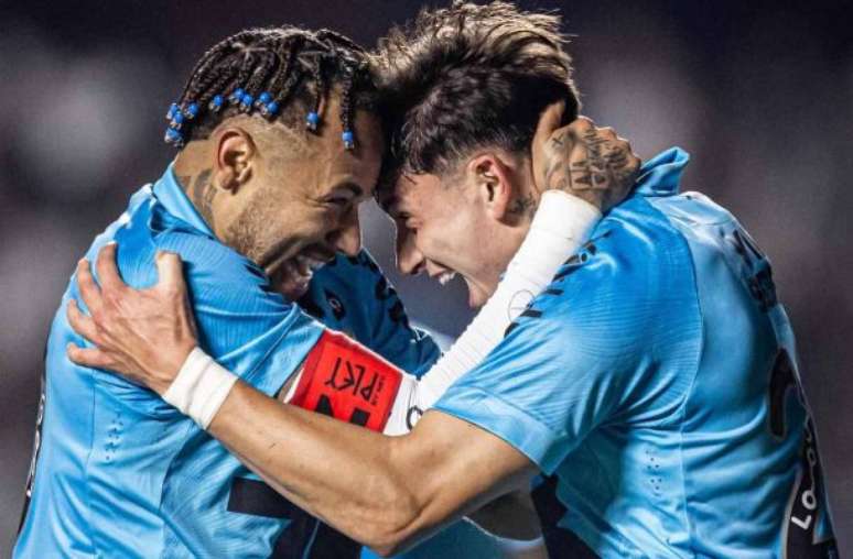 Neymar celebra um de seus dois gols para o Santos. Fotos: Raul Baretta/ Santos FC.
