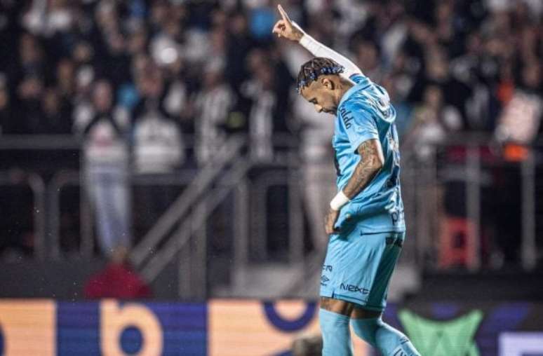 Neymar abriu e fechou o marcador no Morumbis. No fim, Santos 3 a 1 e fora do Z4 – Fotos: Raul Baretta/ Santos FC.