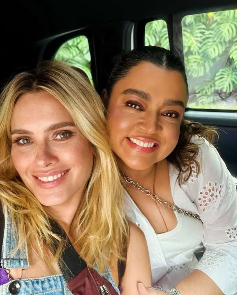 Atriz esteve com a amiga nos Estados Unidos durante tratamento experimental contra o c&acirc;ncer