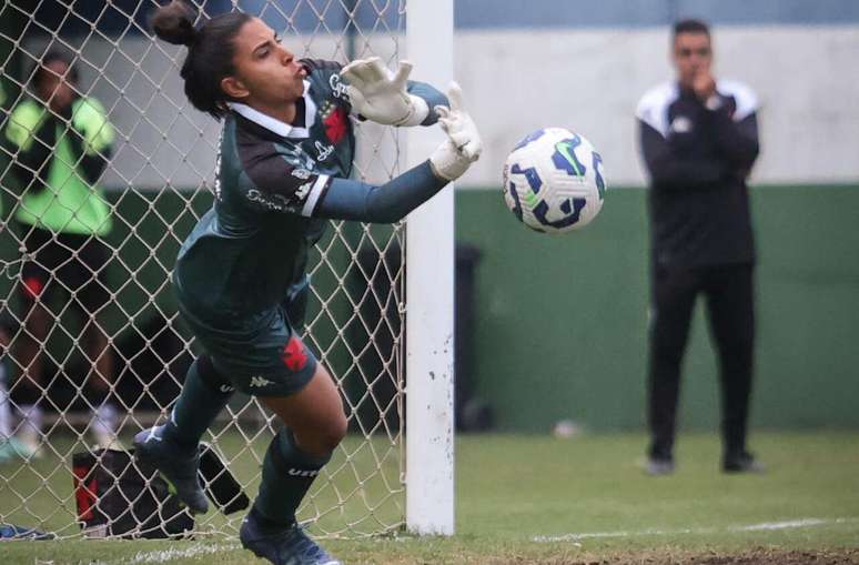 Renata salva o Vasco pegando pênalti nos acréscimos na Copa do Brasil –