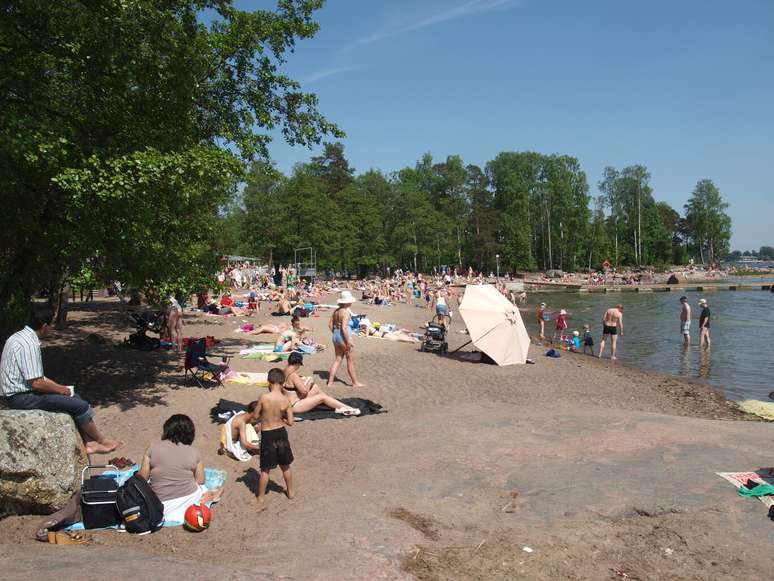 The summers are so short in Finland that, to enjoy the beaches, the population is stumbled to face an unexpected problem: Goose Cocon The summers are so short in Finland that, to enjoy the beaches, the population is stumbled to face an unexpected problem: Goose Cocon