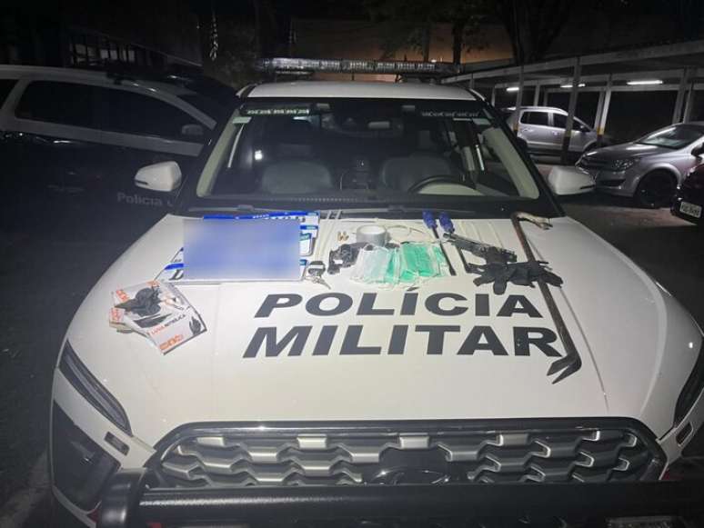 PMs apreenderam um revólver, munições, um simulacro de pistola, placas clonadas, controles de portões automáticos, luvas, chaves de fenda, fita adesiva e um pé de cabra; além disso, o carro possuía registro de estelionato.