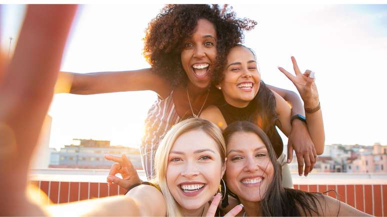 Estar sorrindo pode indicar um gesto de acolhimento, mas também pode esconder dor, cansaço e o desejo de parecer forte; entenda