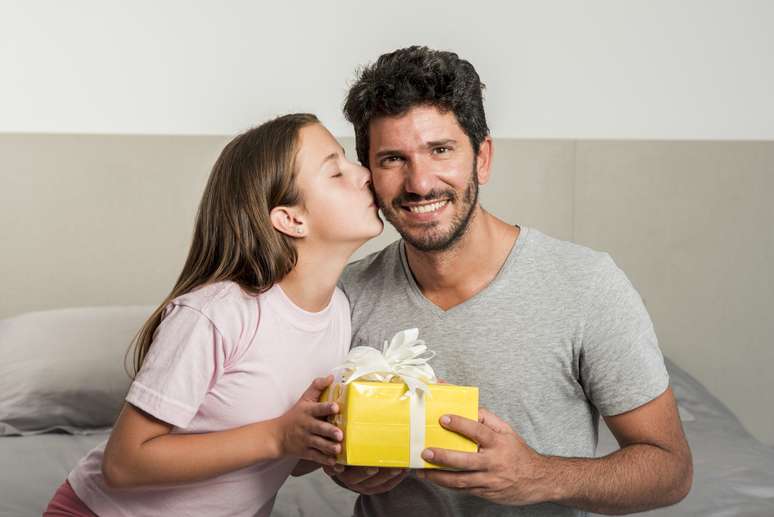 Presentear com um perfume pode criar uma experiência sensorial difícil de esquecer