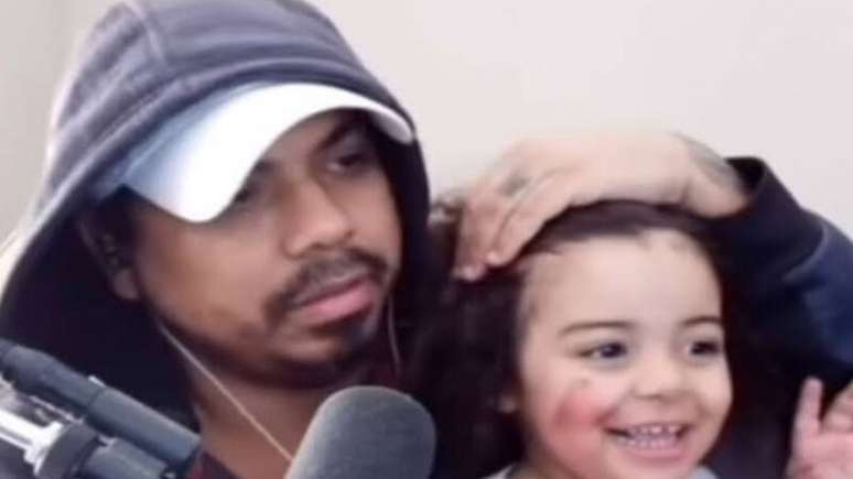 Filha de youtuber morre após cair na piscina