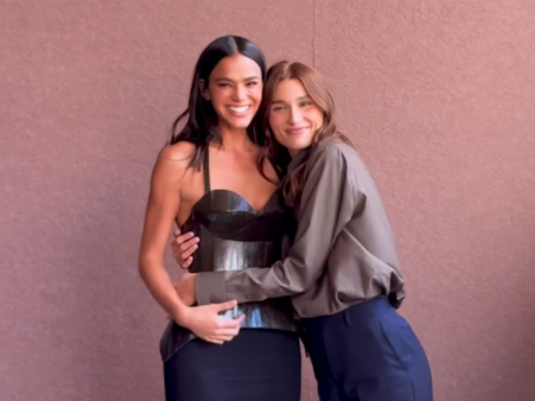Sasha and Bruna Marquezine Rubano scene in a Caetano Veloso show