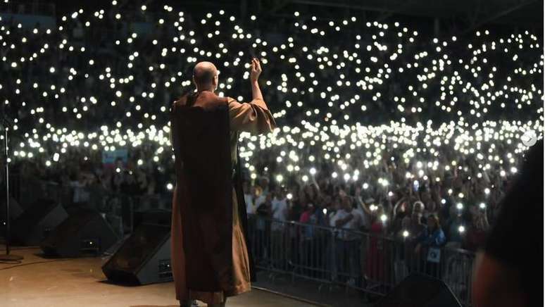 Frei Gilson em evento de encerramento da quaresma: madrugadas de ora&ccedil;&atilde;o do ros&aacute;rio chegaram a reunir mais de um milh&atilde;o de pessoas no YouTube