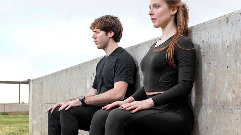 Veja 3 exercícios para praticar pilates na parede