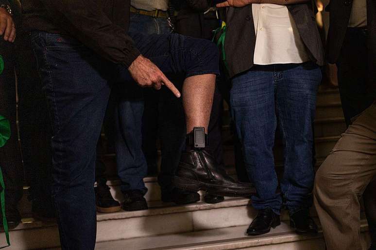 Bolsonaro deve continuar usando tornozeleira eletr&ocirc;nica