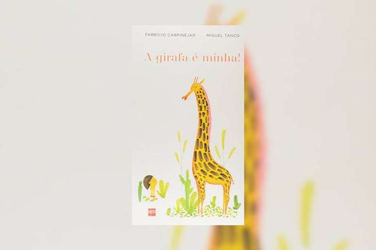 Em &ldquo;A girafa &eacute; minha&rdquo;, pai e filha compartilham momentos &uacute;nicos ao redor da girafa Theo 