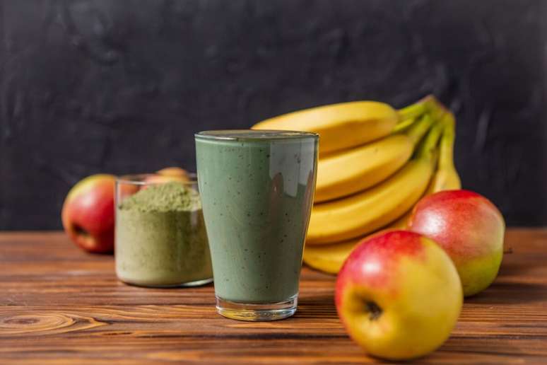 Vitamina de matcha com banana e maçã 