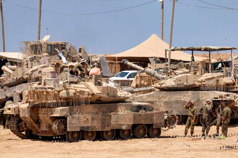 Tanques israelenses posicionados na fronteira com a Faixa de Gaza