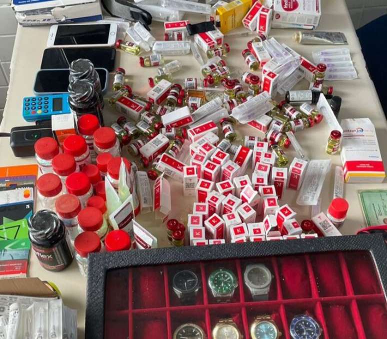Polícia deflagra operação contra quadrilha envolvida em falsificação de anabolizantes.