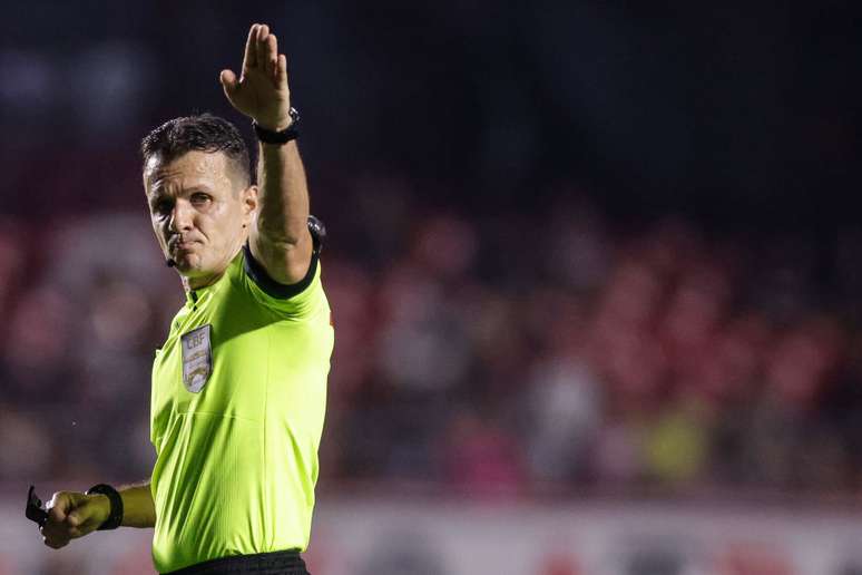 Caio Max Augusto Vieira vai comandar o VAR de jogo entre Palmeiras e Corinthians