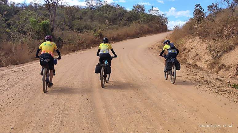 Pesquisadores pedalam pelo Cerrado em expedição