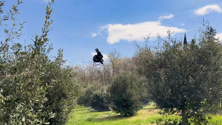 Moto voadora da Volonaut em voo de demonstração