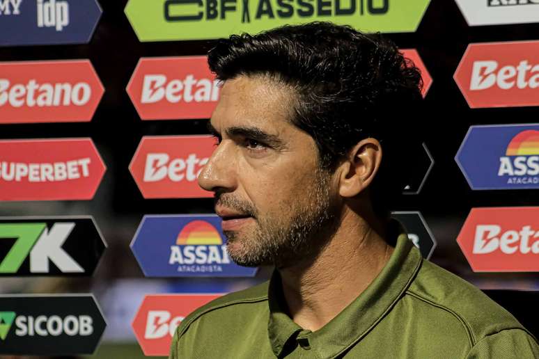 O técnico Abel Ferreira, do Palmeiras, na partida contra o Vitória, válida pela décima oitava rodada do Campeonato Brasileiro Série A 2025, realizado no Estádio do Barradão, em Salvador (BA), na noite desse Domingo (03).