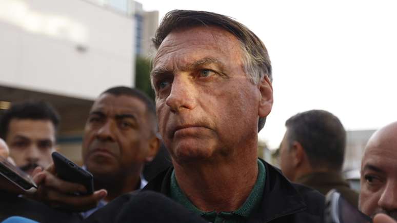 Pesquisa aponta que 53% são a favor de prisão domiciliar de Bolsonaro