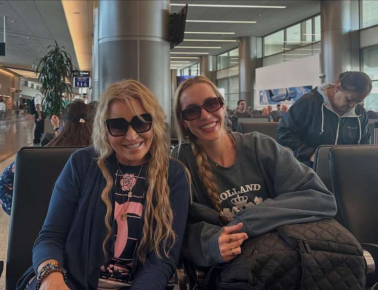 Kristine W e a filha antes do embarque em avião que sofreu turbulência